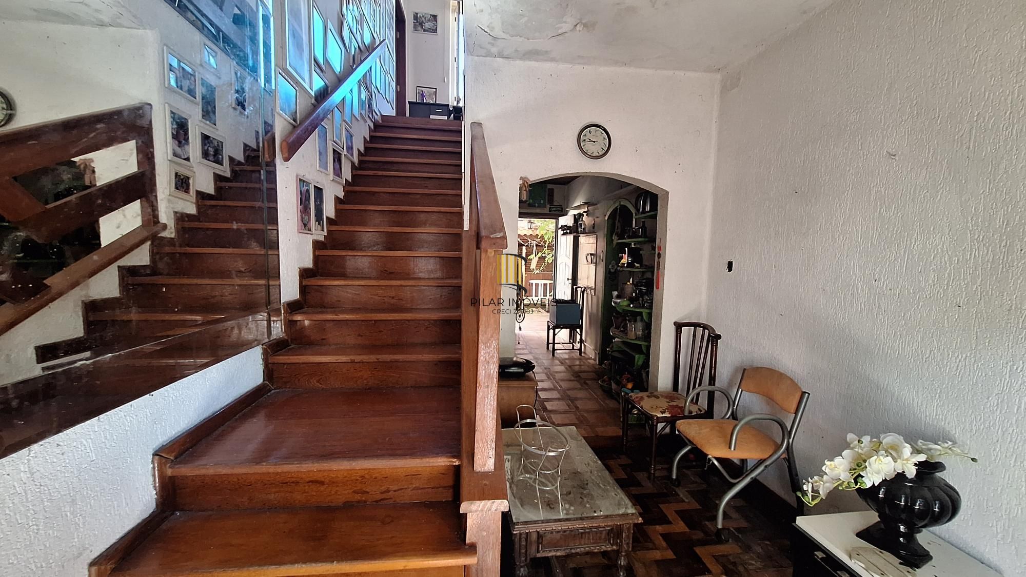 Comprar para reformar. Casa com  5 quartos no bairro Petrópolis!