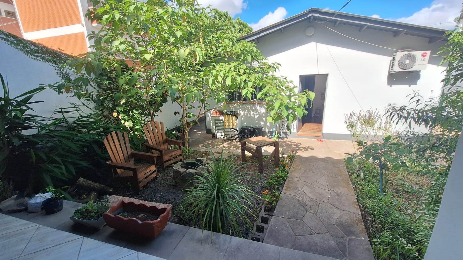 Casa com pátio frente e fundos , lareira churrasqueira, vaga proximo a Av do Forte.