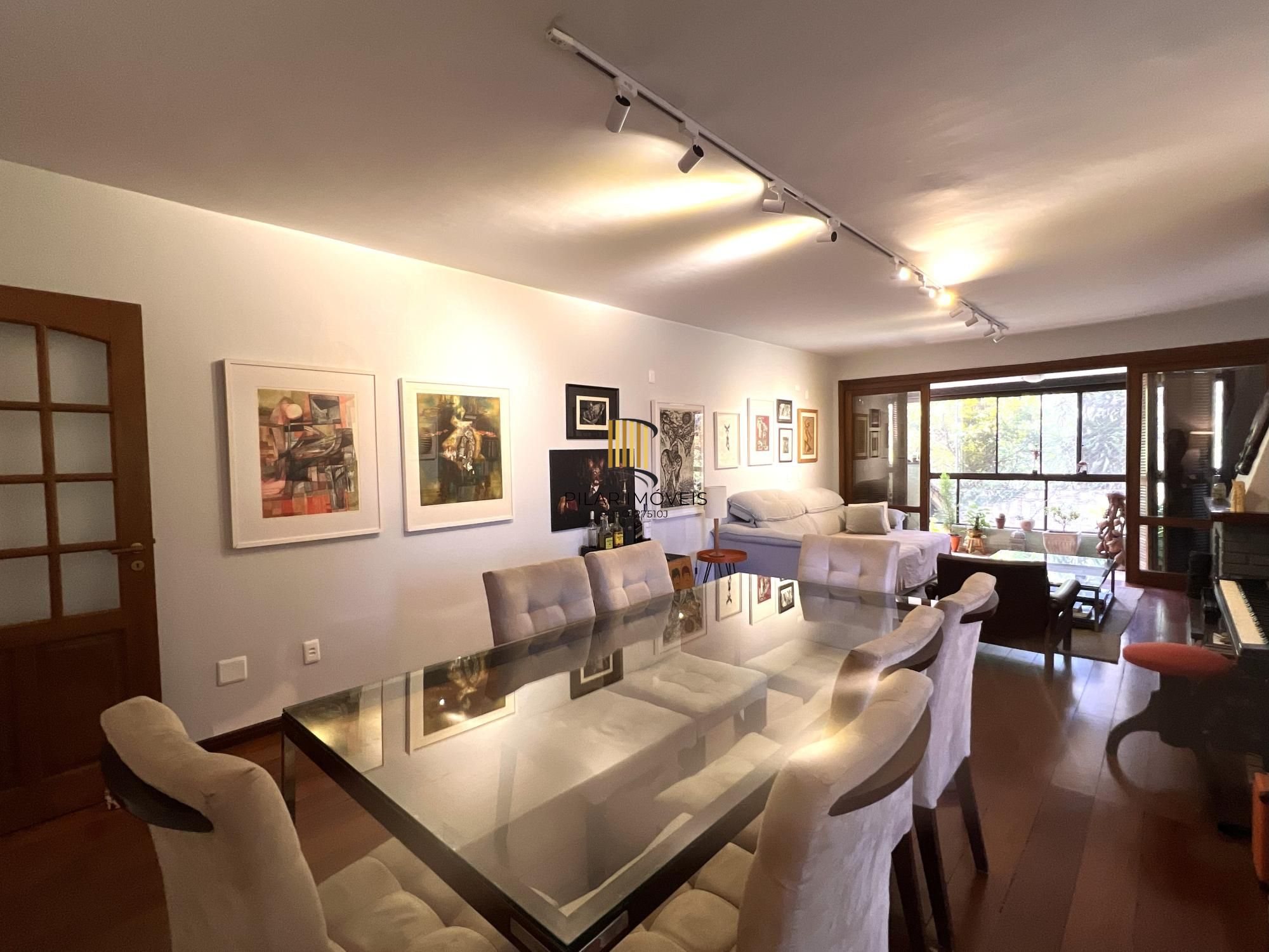 Apartamento com 3 dormitórios, sendo 1 suíte, lareira e 2 vagas no Menino Deus