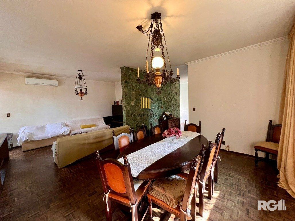 Casa térrea, com 3 dormitórios, sendo 2 suítes, 5 vagas, piscina, no bairro Ipanema, em Porto Alegre, RS