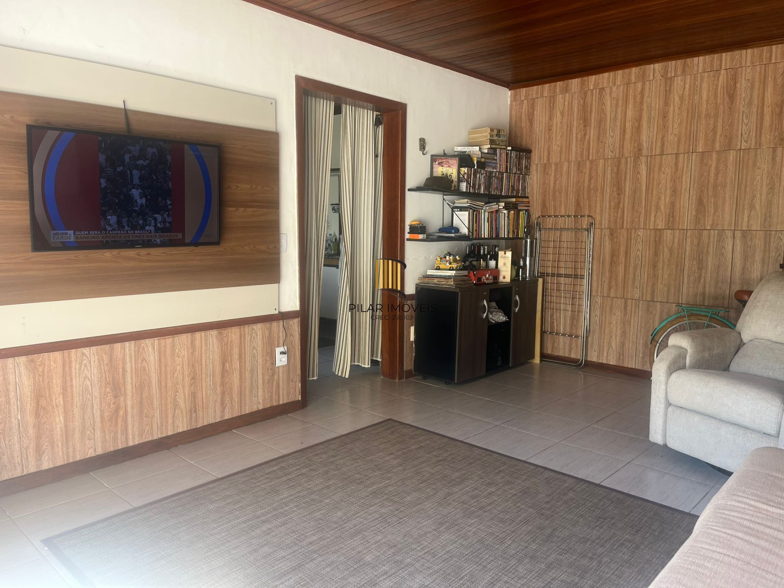 Casa térrea, com 2 dormitórios, 3 vagas, no bairro Ipanema, Porto Alegre, RS