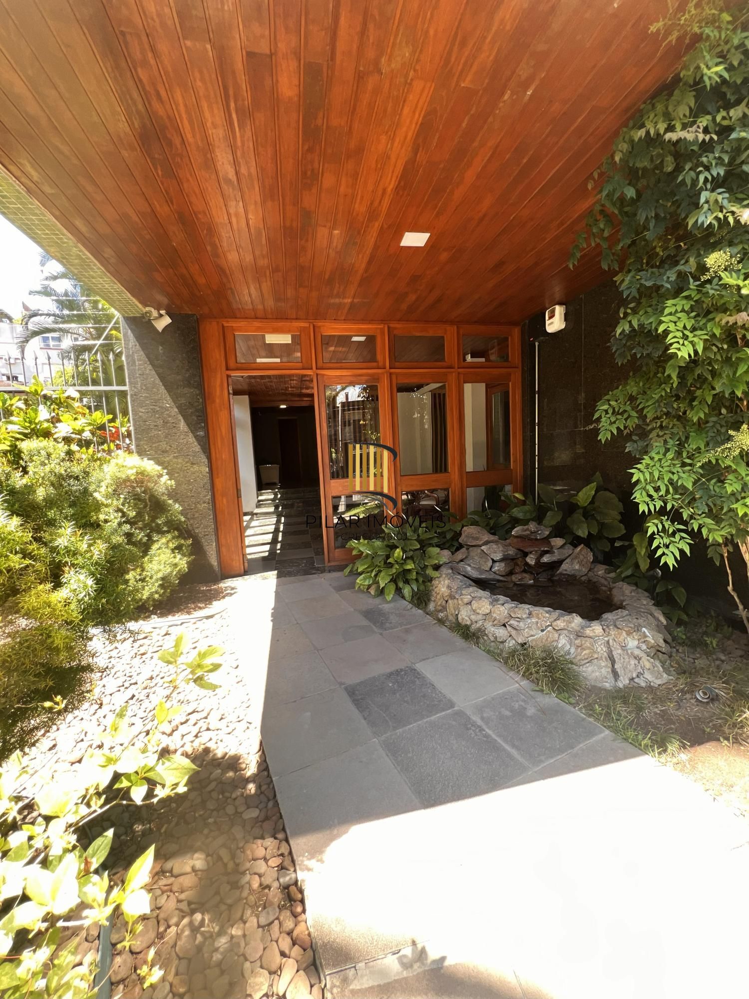 Apartamento com 3 dormitórios, sendo 1 suíte, lareira e 2 vagas no Menino Deus