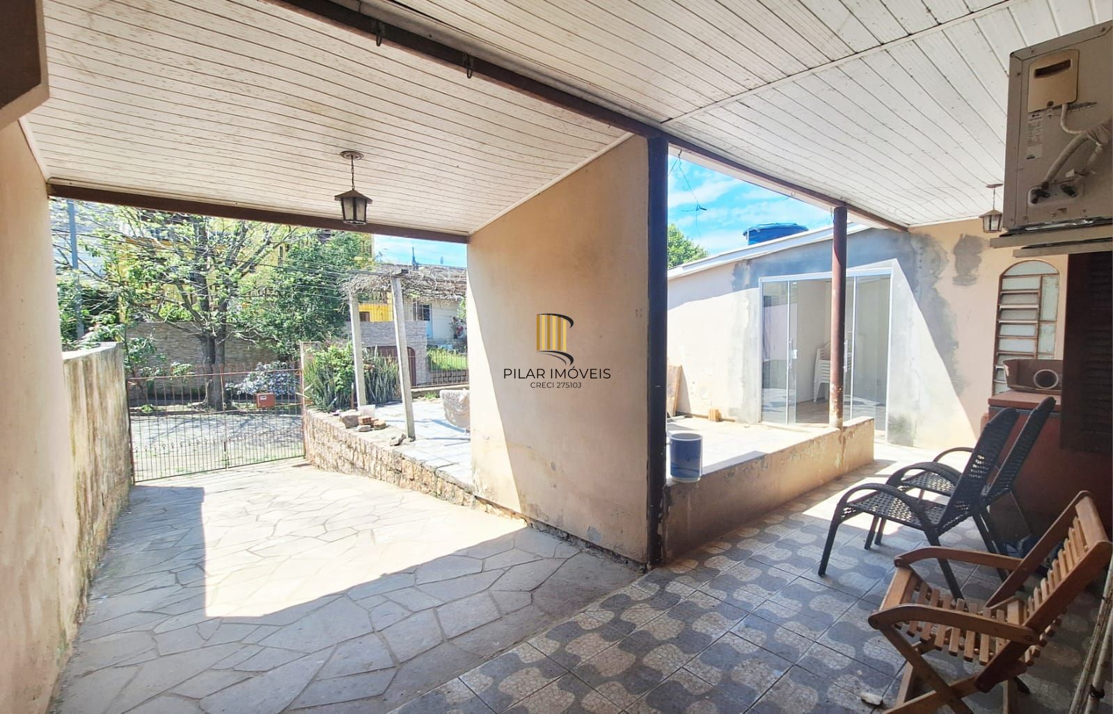 Se você procura uma casa com pátio e churrasqueira  para receber sua família e amigos , aqui é seu lugar!