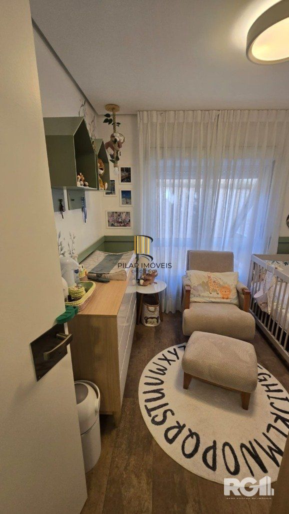 Casa em condomínio, com 3 dormitórios, sendo 1 suíte, 2 vagas, no bairro Pedra Redonda, em Porto Alegre, RS