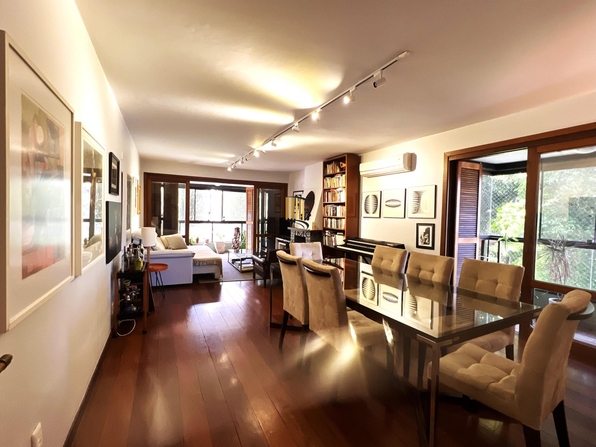 Apartamento com 3 dormitórios, sendo 1 suíte, lareira e 2 vagas no Menino Deus