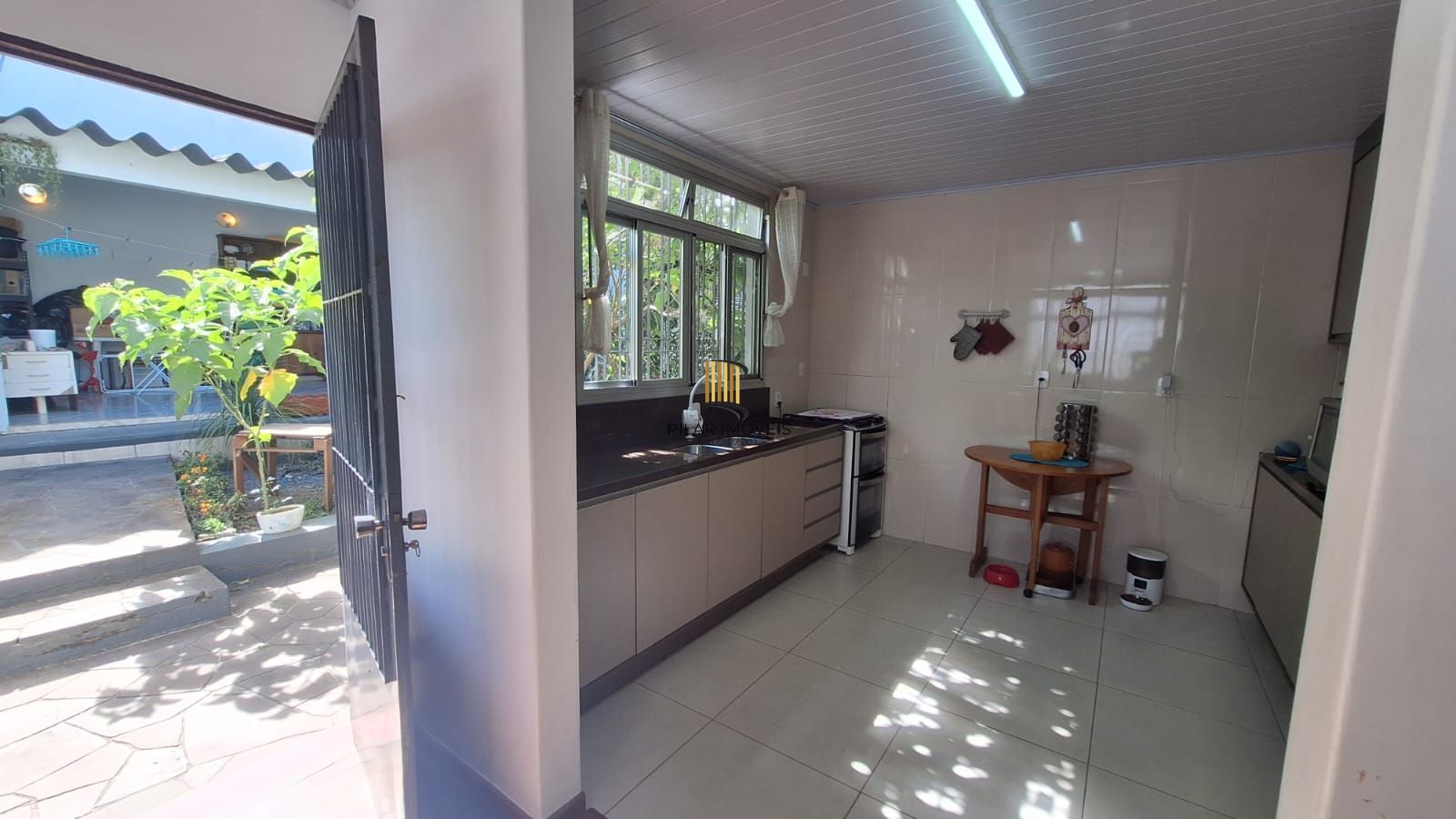 Casa com pátio frente e fundos , lareira churrasqueira, vaga proximo a Av do Forte.