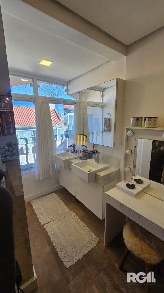 Casa em condomínio, com 3 dormitórios, sendo 1 suíte, 2 vagas, no bairro Pedra Redonda, em Porto Alegre, RS