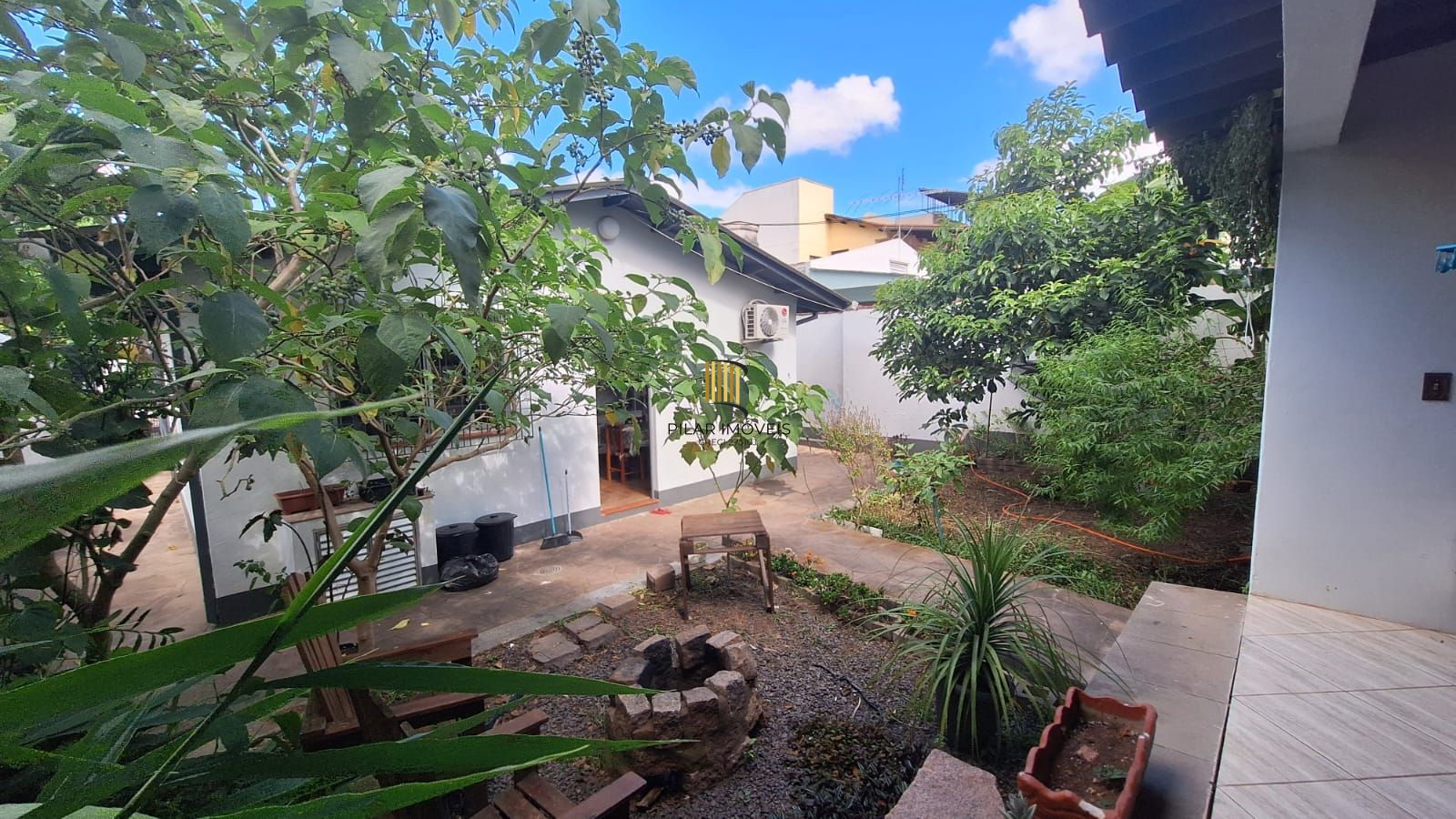 Casa com pátio frente e fundos , lareira churrasqueira, vaga proximo a Av do Forte.