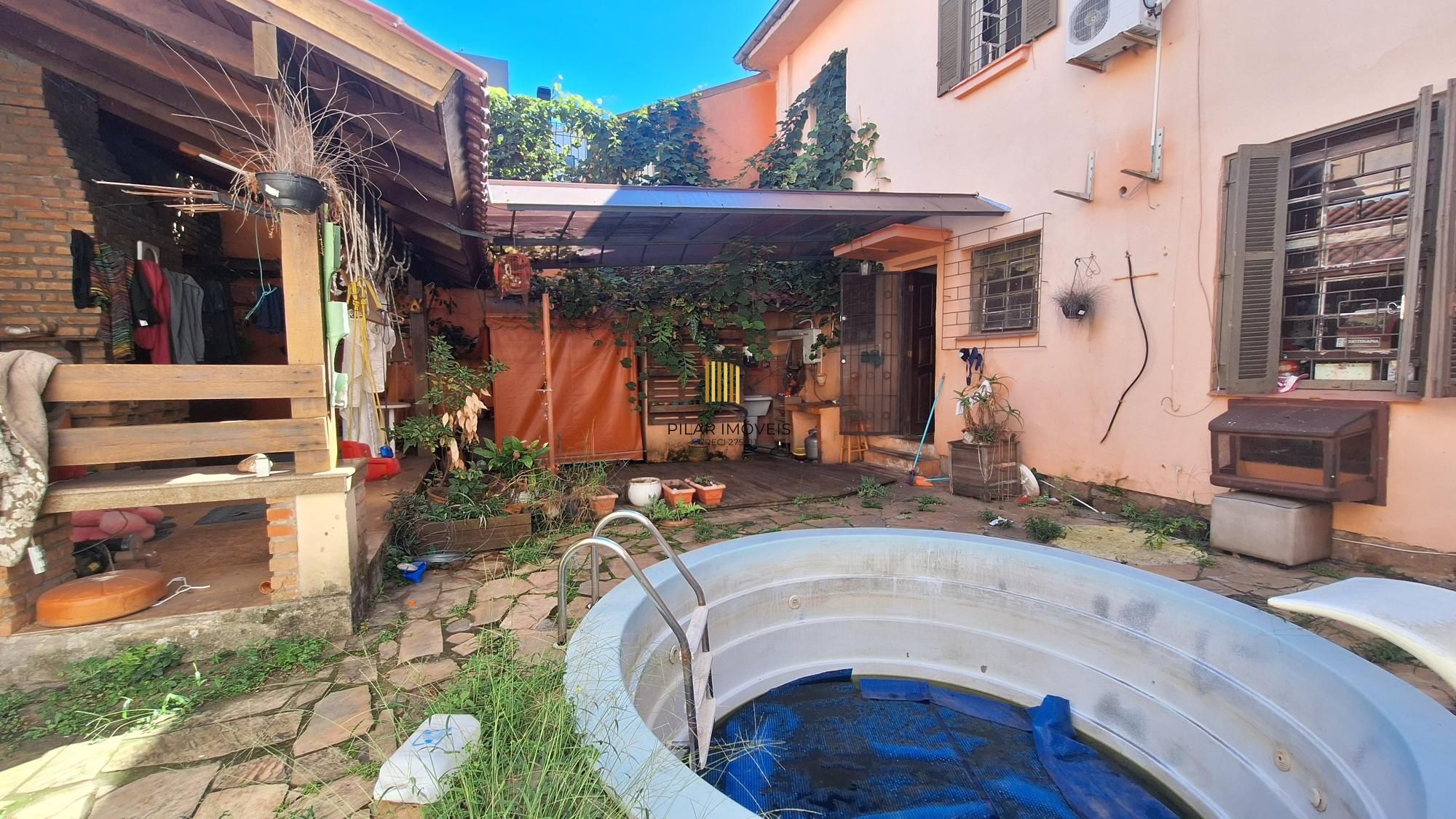 Comprar para reformar. Casa com  5 quartos no bairro Petrópolis!