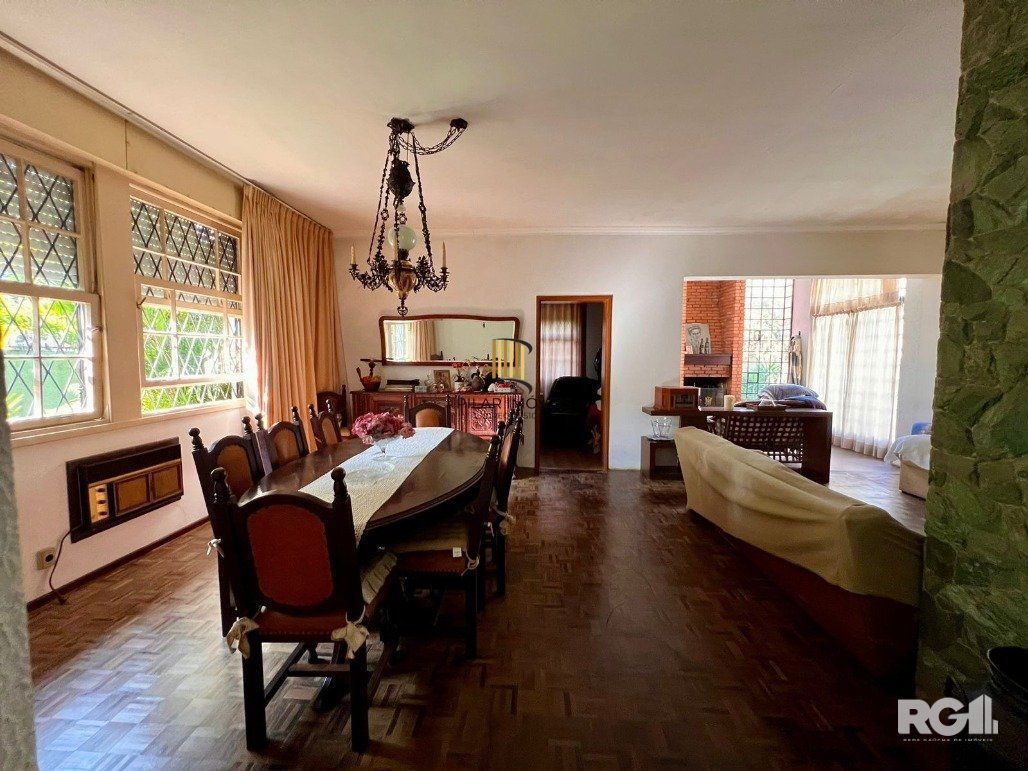 Casa térrea, com 3 dormitórios, sendo 2 suítes, 5 vagas, piscina, no bairro Ipanema, em Porto Alegre, RS