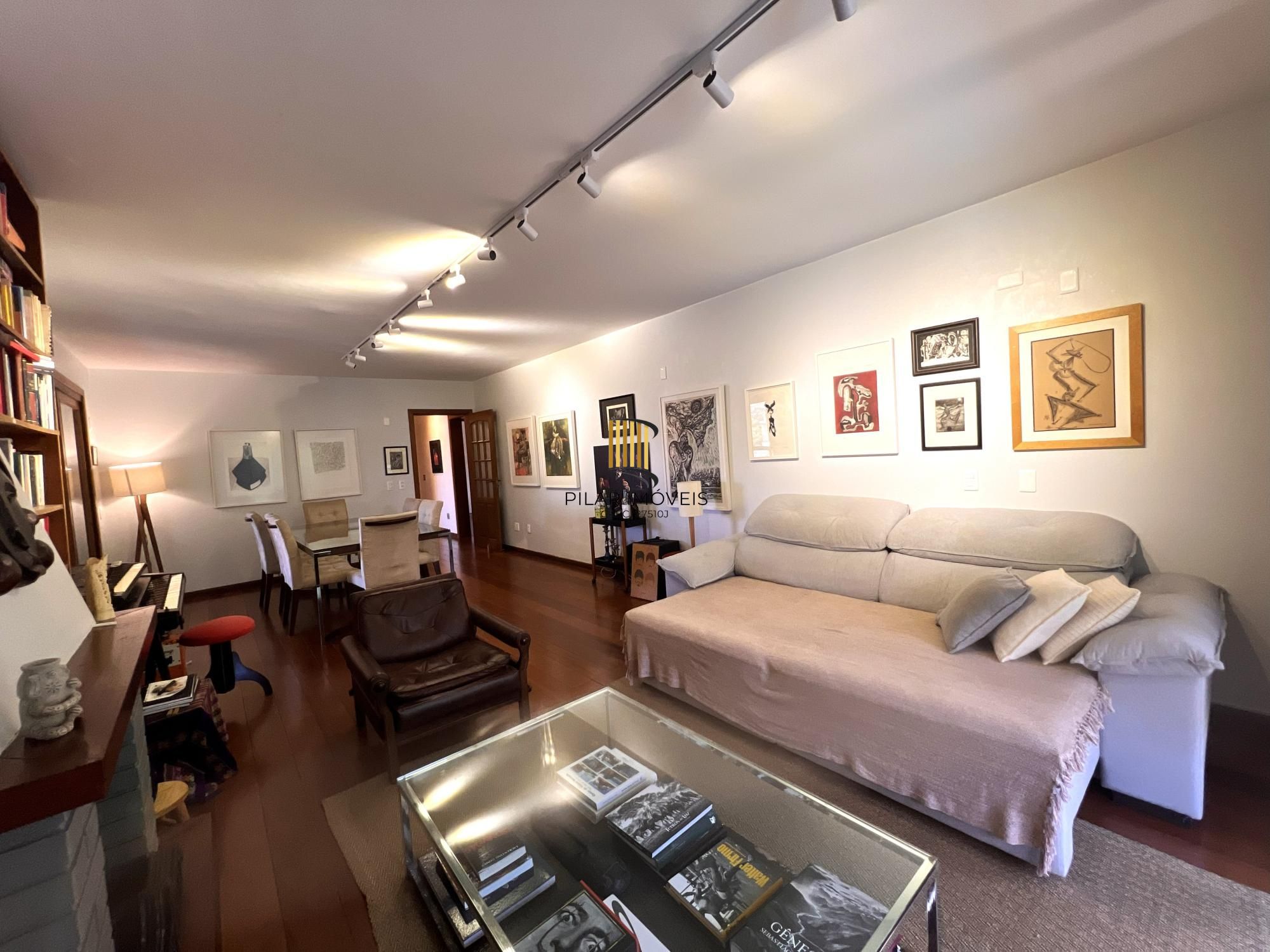 Apartamento com 3 dormitórios, sendo 1 suíte, lareira e 2 vagas no Menino Deus