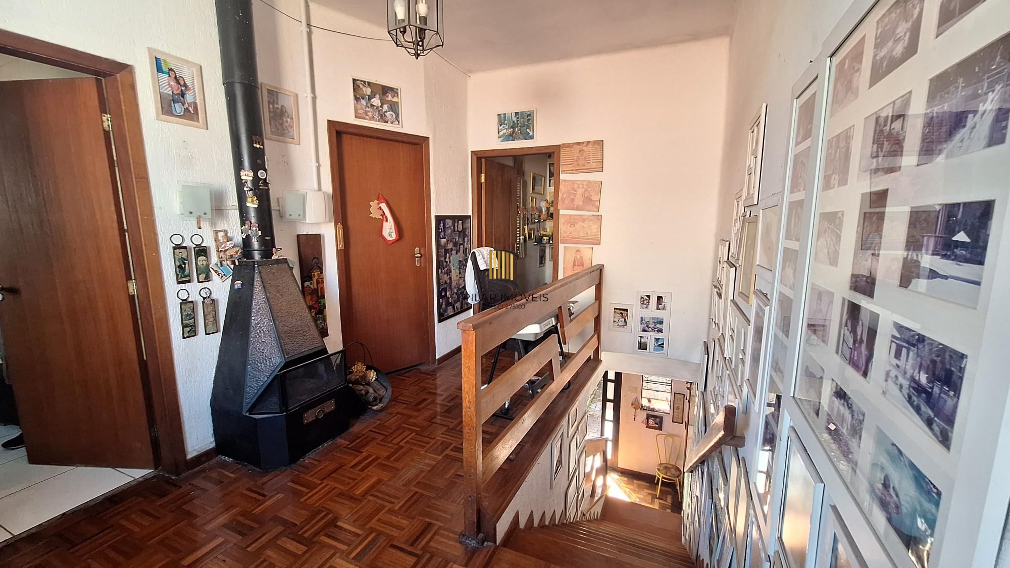 Comprar para reformar. Casa com  5 quartos no bairro Petrópolis!