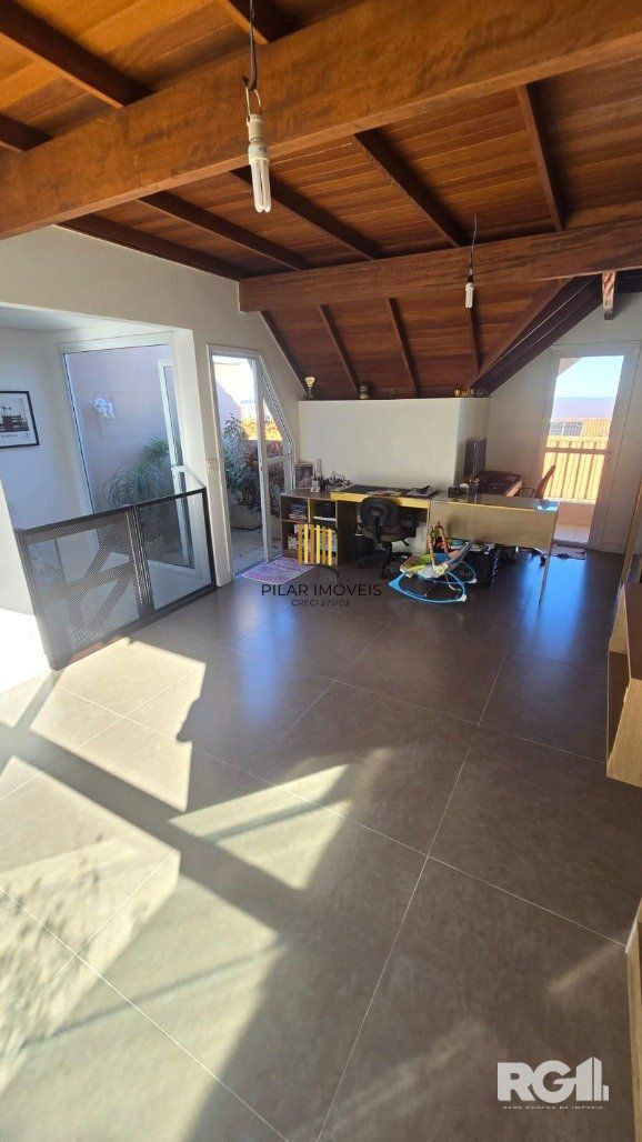 Casa em condomínio, com 3 dormitórios, sendo 1 suíte, 2 vagas, no bairro Pedra Redonda, em Porto Alegre, RS