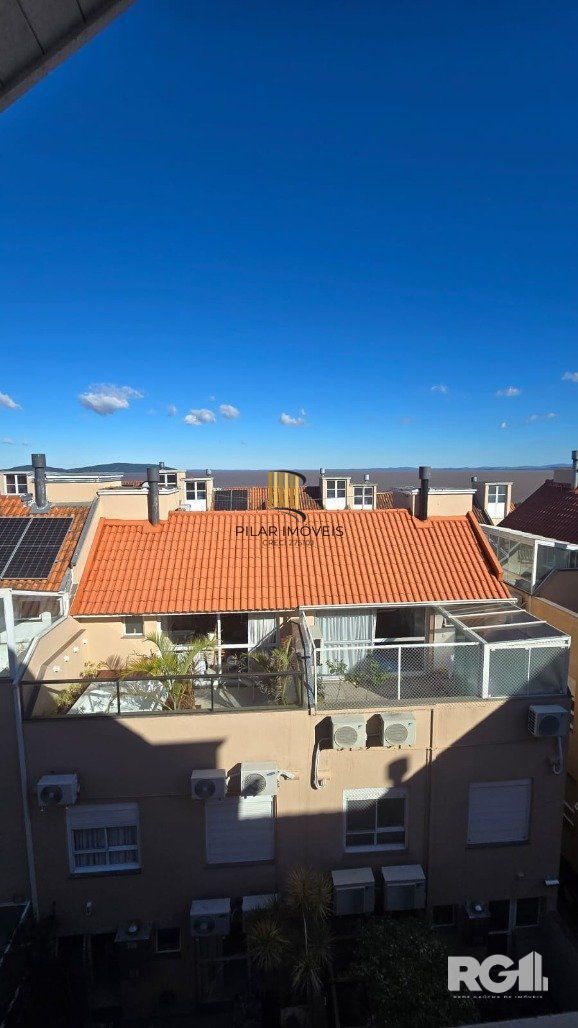 Casa em condomínio, com 3 dormitórios, sendo 1 suíte, 2 vagas, no bairro Pedra Redonda, em Porto Alegre, RS