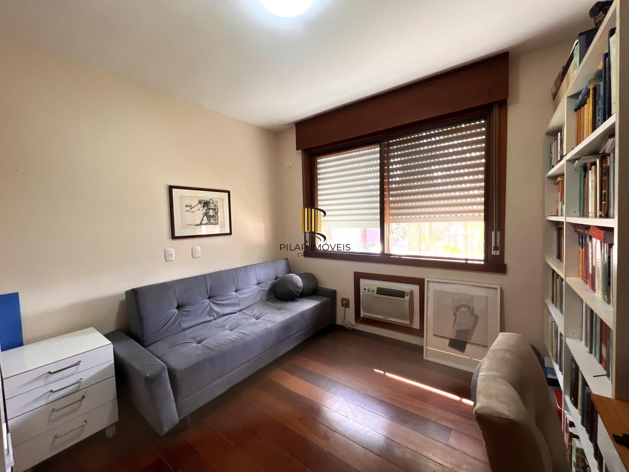 Apartamento com 3 dormitórios, sendo 1 suíte, lareira e 2 vagas no Menino Deus