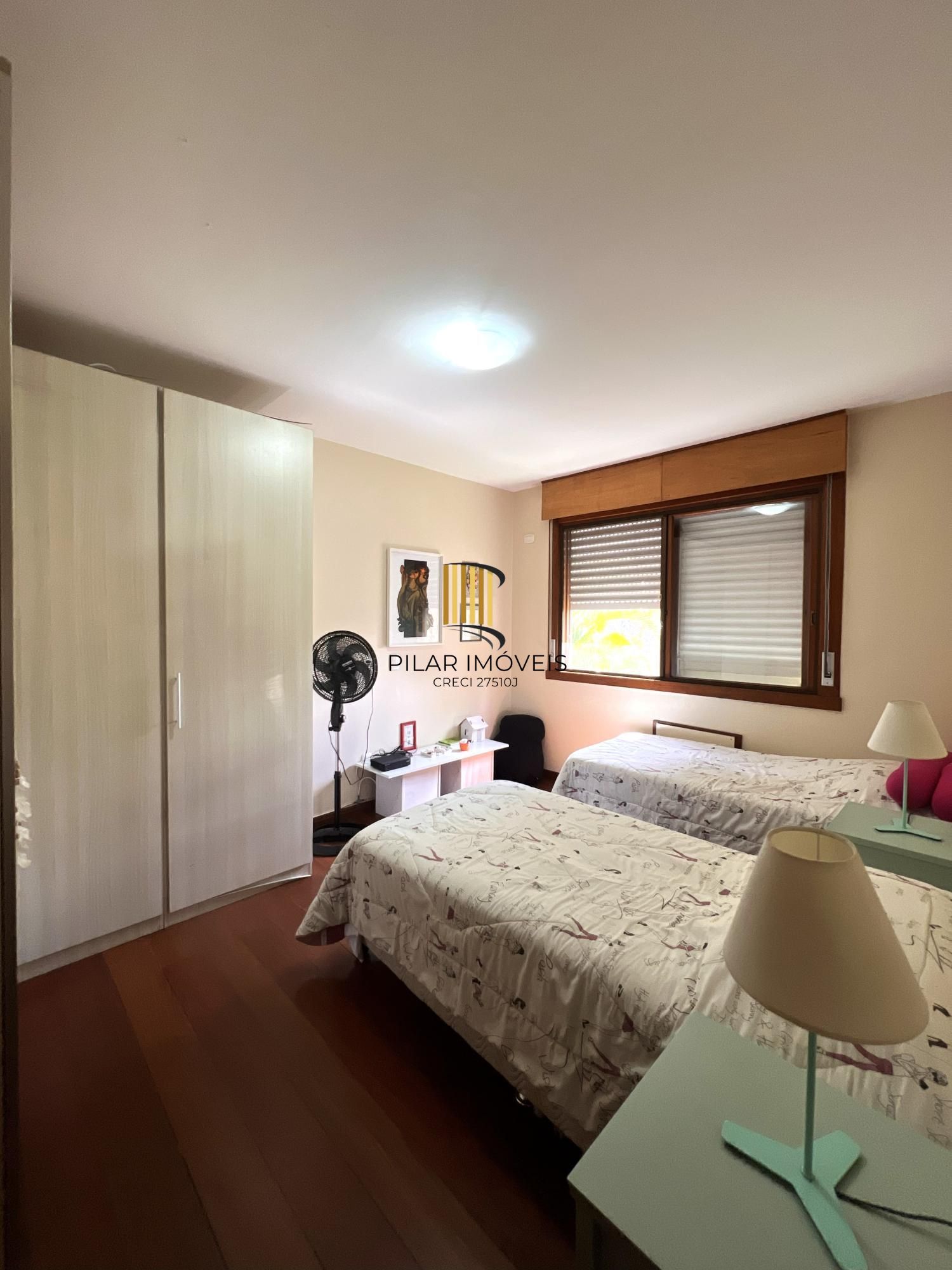 Apartamento com 3 dormitórios, sendo 1 suíte, lareira e 2 vagas no Menino Deus