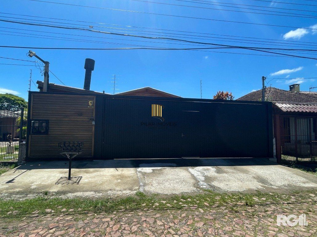 Duas casas no mesmo terreno, 3 vagas para carro, no bairro Sarandi, em Porto Alegre, RS