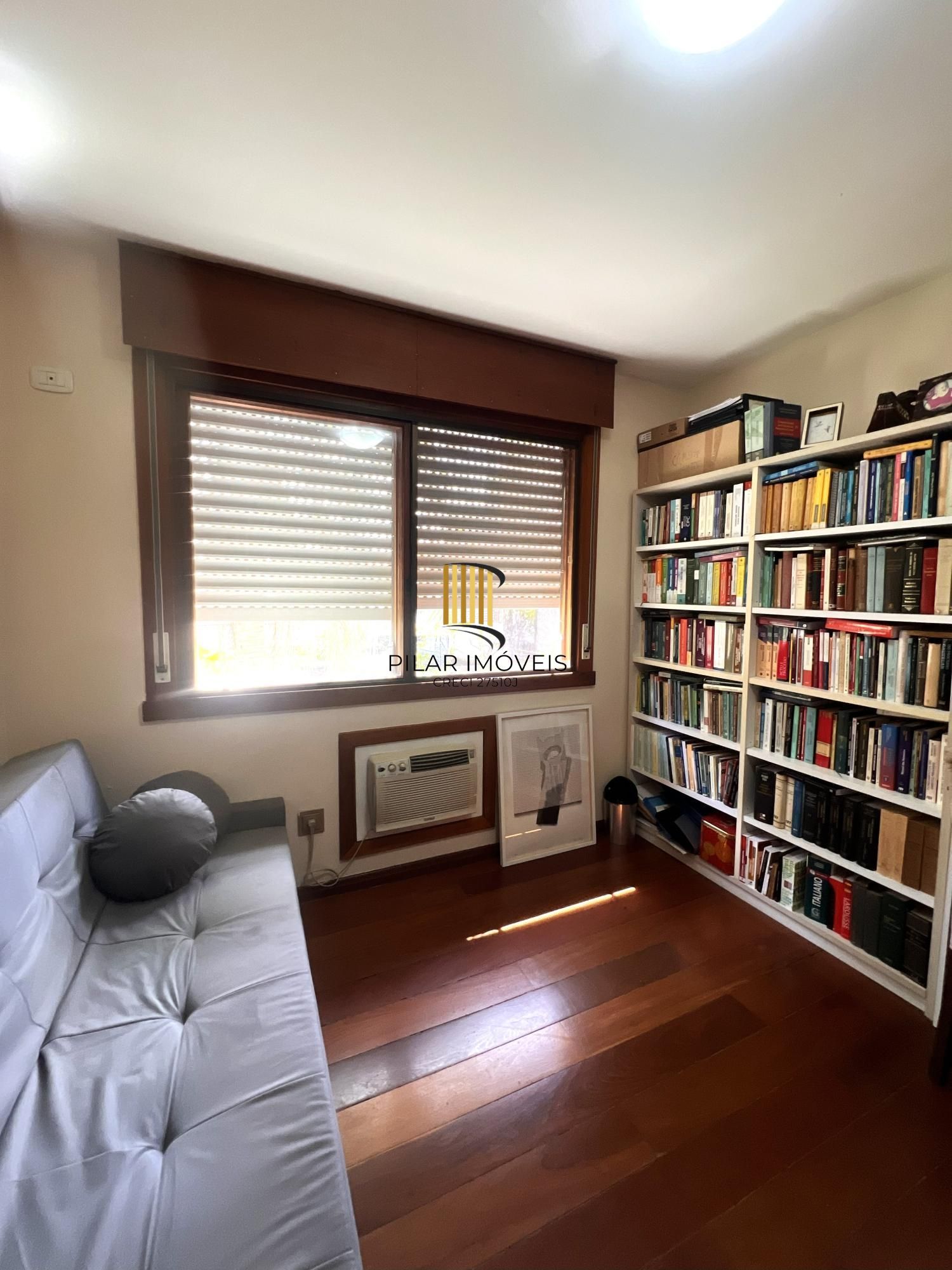 Apartamento com 3 dormitórios, sendo 1 suíte, lareira e 2 vagas no Menino Deus