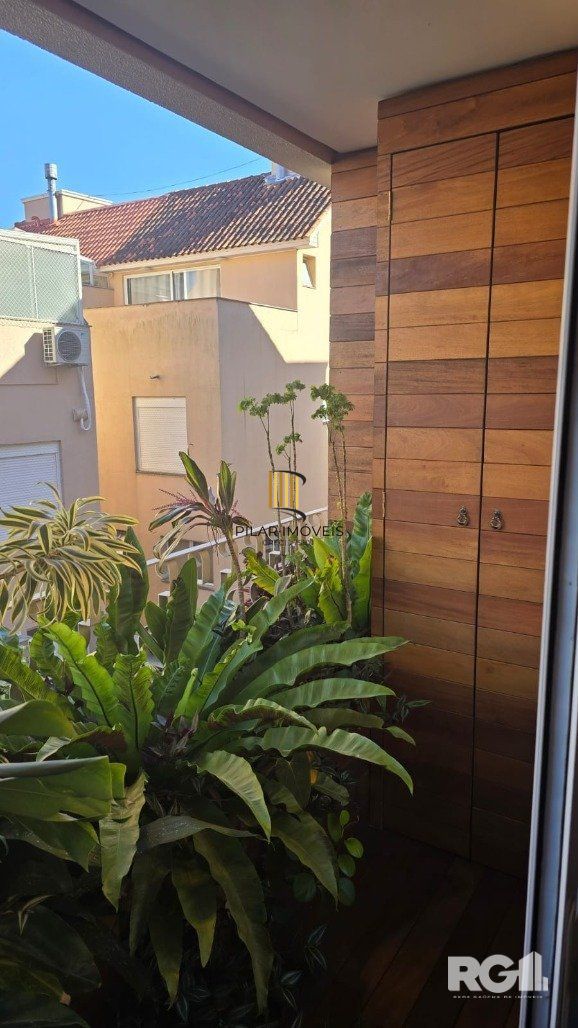 Casa em condomínio, com 3 dormitórios, sendo 1 suíte, 2 vagas, no bairro Pedra Redonda, em Porto Alegre, RS