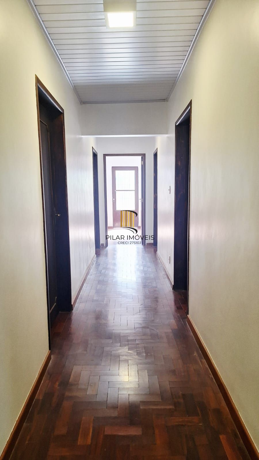 Casa com pátio frente e fundos , lareira churrasqueira, vaga proximo a Av do Forte.