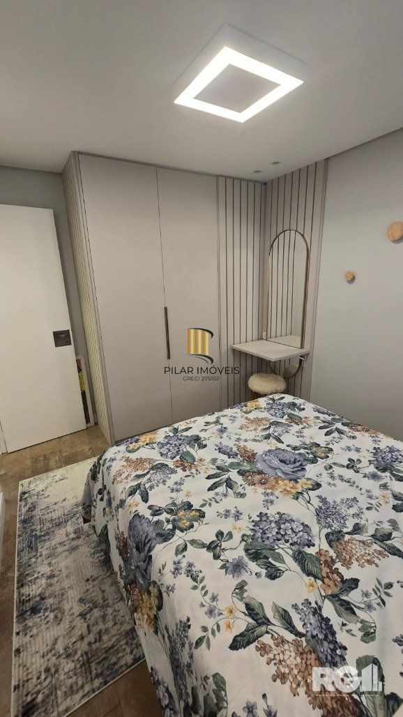 Casa em condomínio, com 3 dormitórios, sendo 1 suíte, 2 vagas, no bairro Pedra Redonda, em Porto Alegre, RS