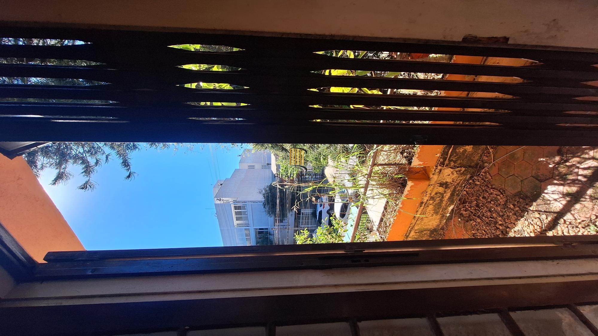 Comprar para reformar. Casa com  5 quartos no bairro Petrópolis!