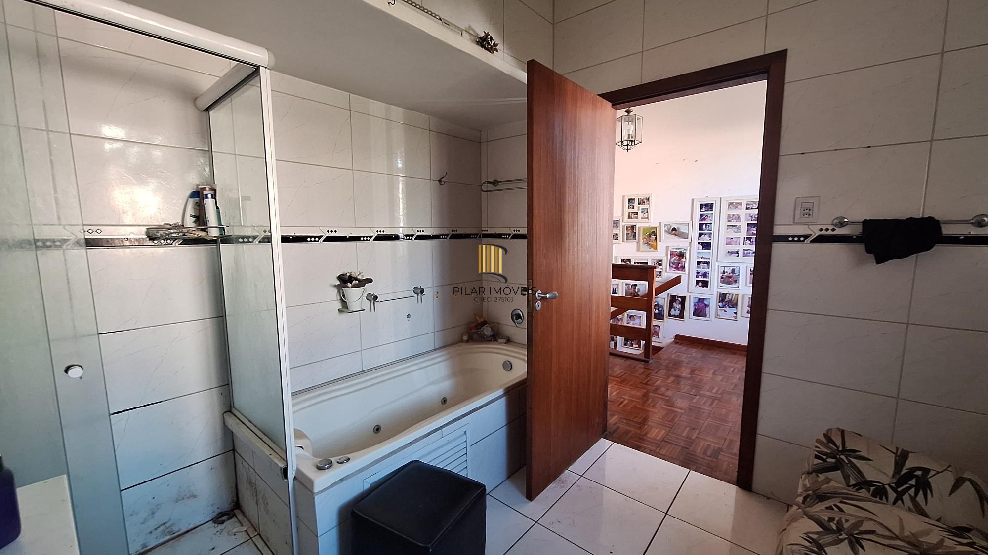 Comprar para reformar. Casa com  5 quartos no bairro Petrópolis!