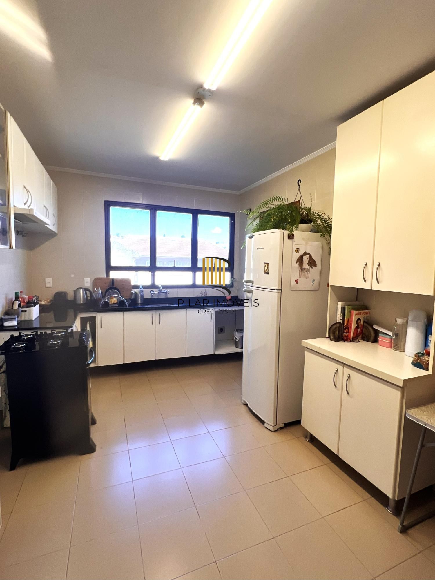 Apartamento com 3 dormitórios, sendo 1 suíte, lareira e 2 vagas no Menino Deus