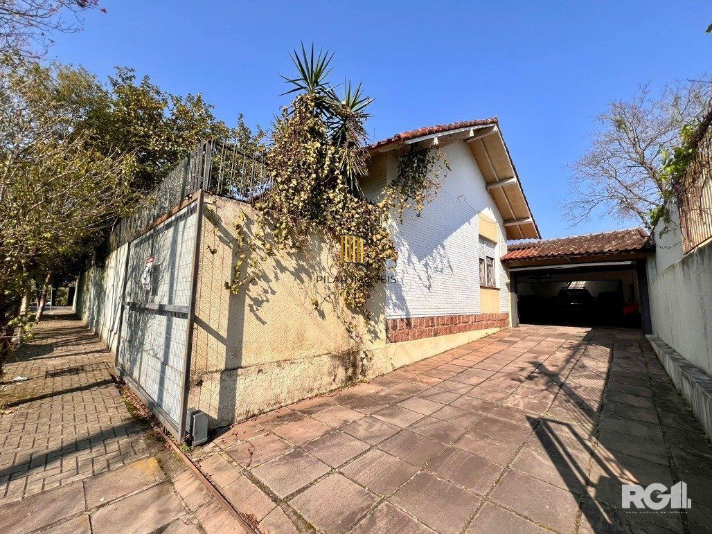 Casa térrea, com 3 dormitórios, sendo 2 suítes, 5 vagas, piscina, no bairro Ipanema, em Porto Alegre, RS