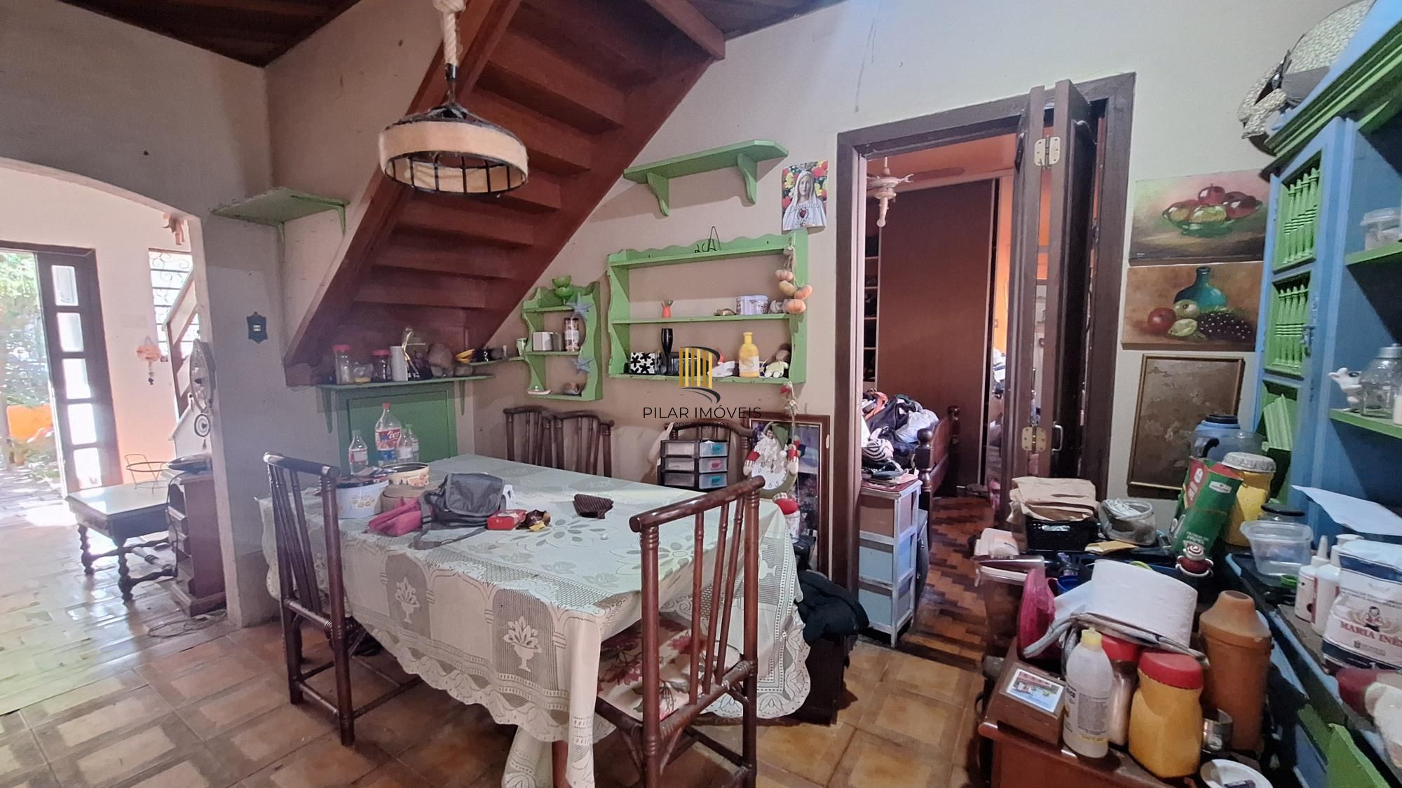 Comprar para reformar. Casa com  5 quartos no bairro Petrópolis!