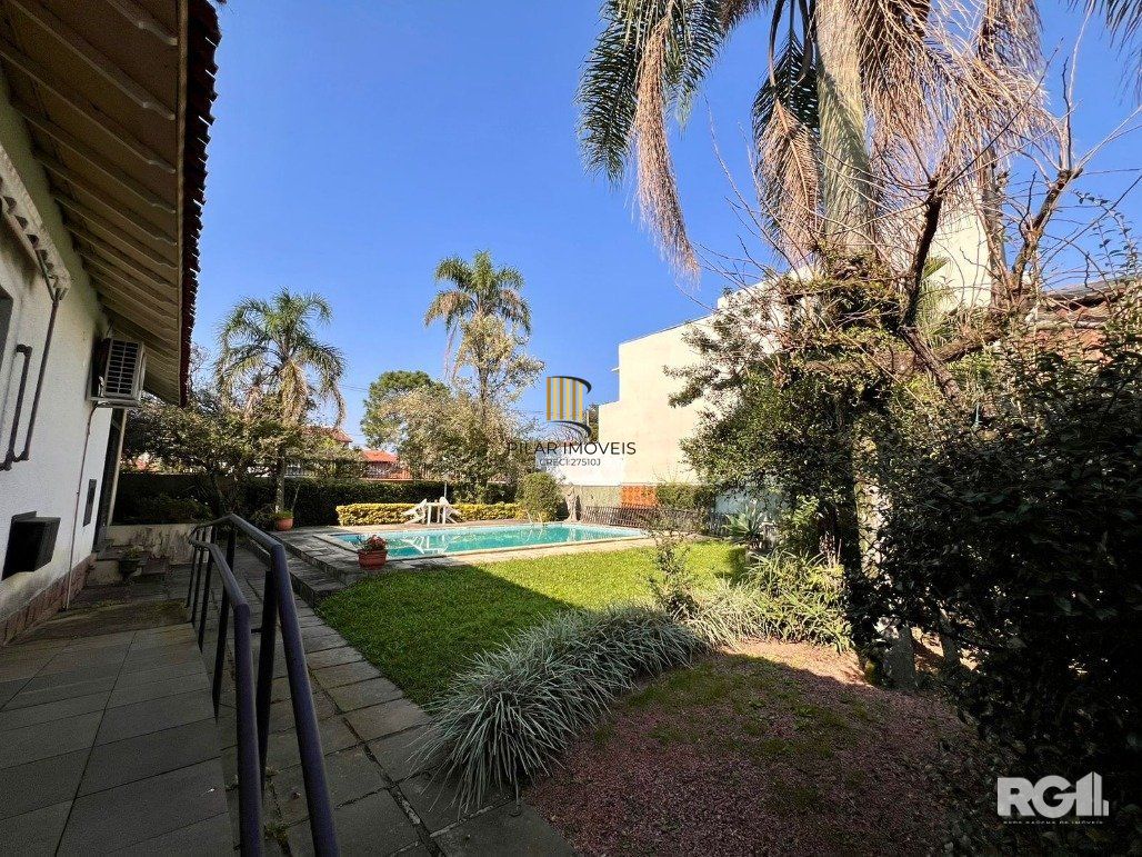 Casa térrea, com 3 dormitórios, sendo 2 suítes, 5 vagas, piscina, no bairro Ipanema, em Porto Alegre, RS
