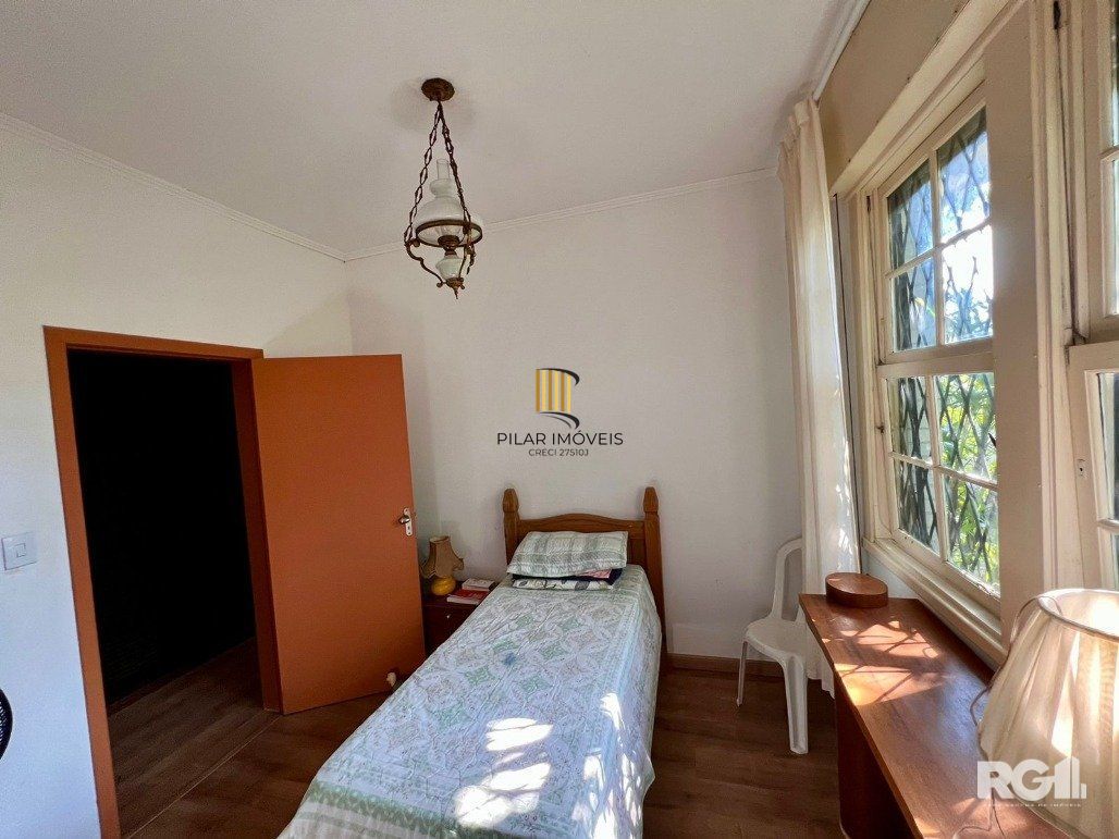 Casa térrea, com 3 dormitórios, sendo 2 suítes, 5 vagas, piscina, no bairro Ipanema, em Porto Alegre, RS