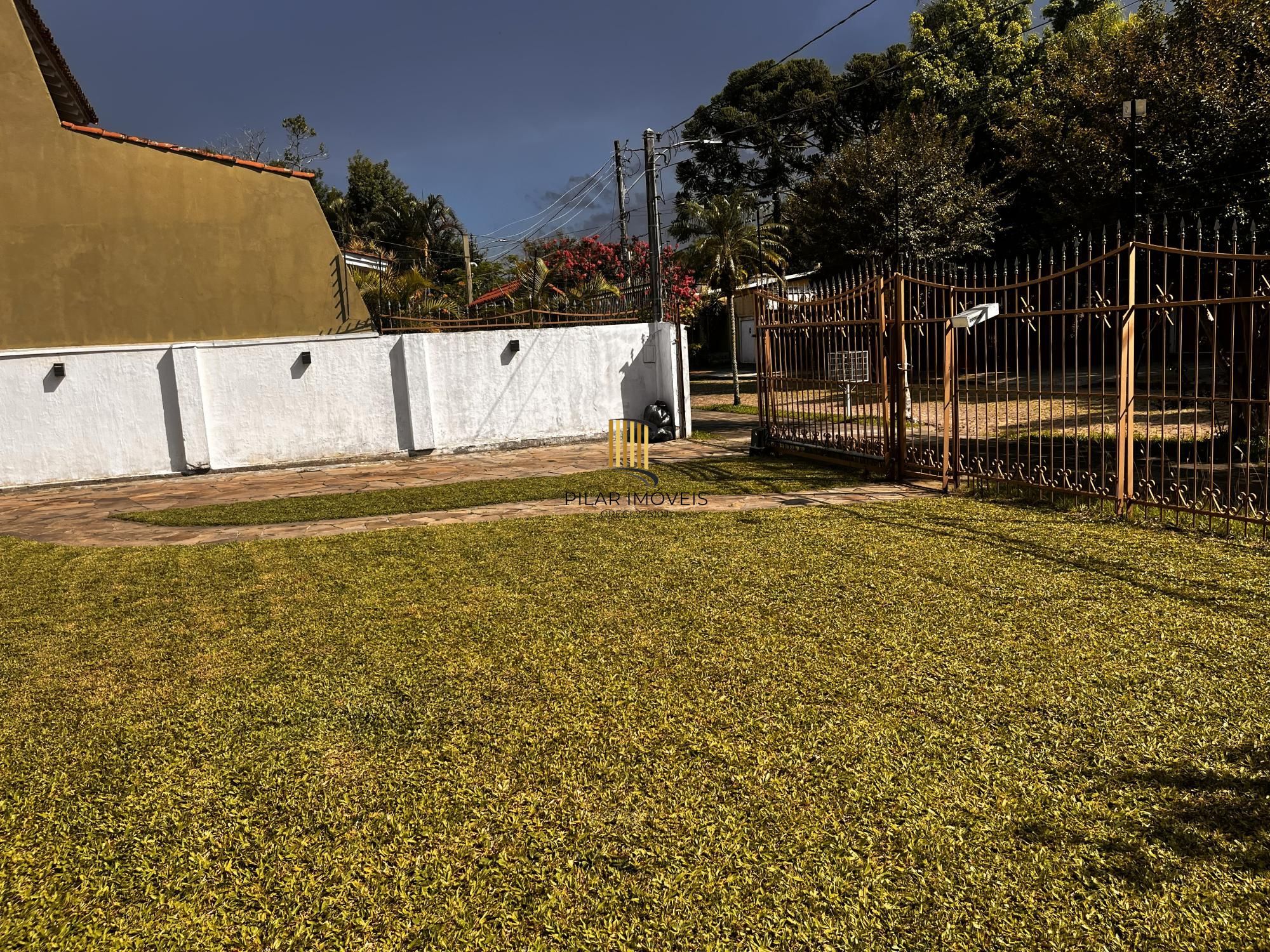 Casa térrea, com 2 dormitórios, 3 vagas, no bairro Ipanema, Porto Alegre, RS