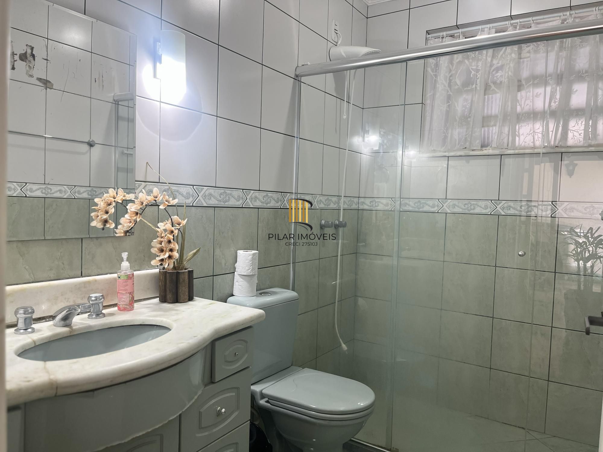 Casa térrea, com 2 dormitórios, 3 vagas, no bairro Ipanema, Porto Alegre, RS