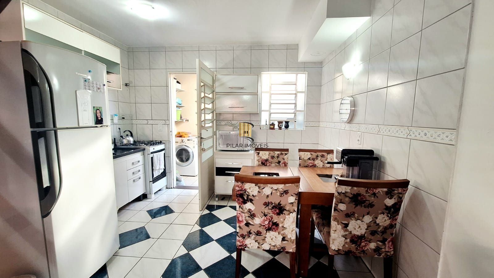 Casa com 2 dormitórios, 1 vaga, na Av. Otto Niemeyer, bairro Camaquã, Poa, RS