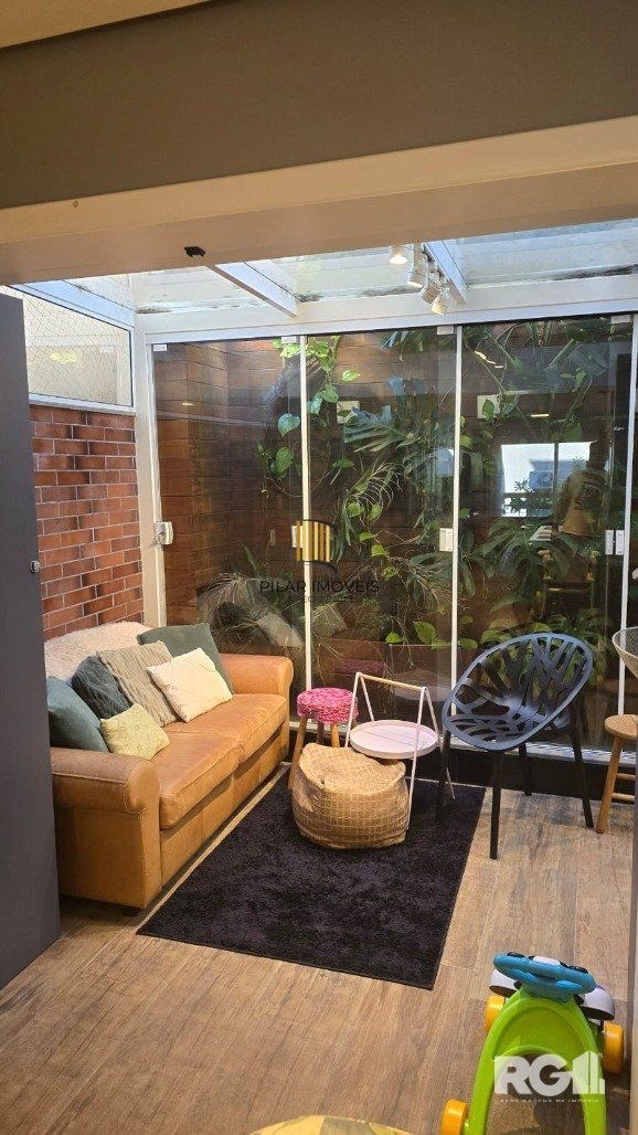Casa em condomínio, com 3 dormitórios, sendo 1 suíte, 2 vagas, no bairro Pedra Redonda, em Porto Alegre, RS
