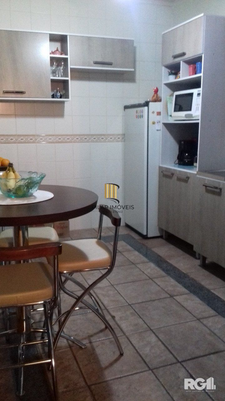 Casa em condomínio, com 3 dormitórios, sendo 1 suíte, 1 vaga coberta, no bairro Cavalhada, Porto Alegre, RS