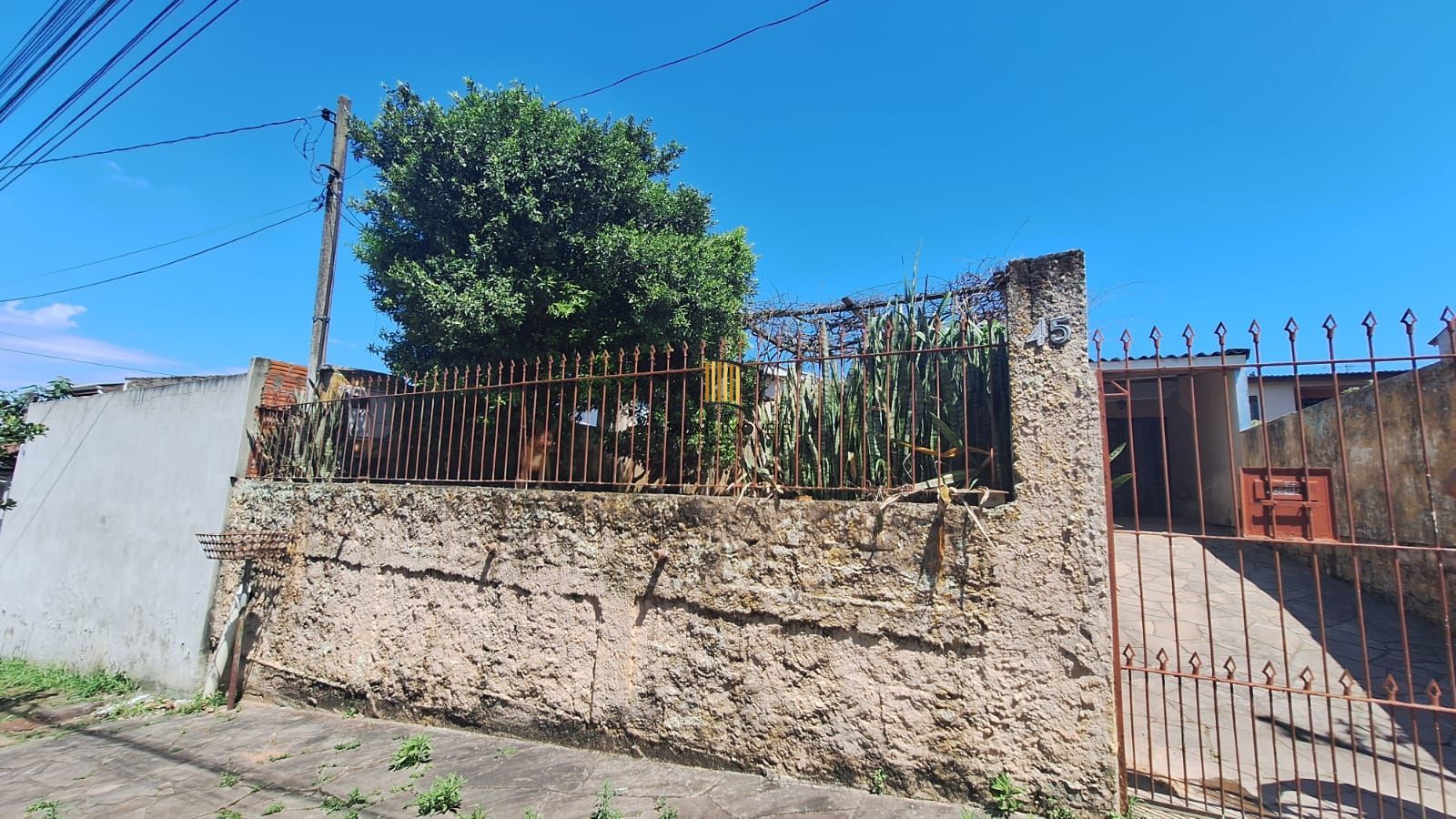 Se você procura uma casa com pátio e churrasqueira  para receber sua família e amigos , aqui é seu lugar!