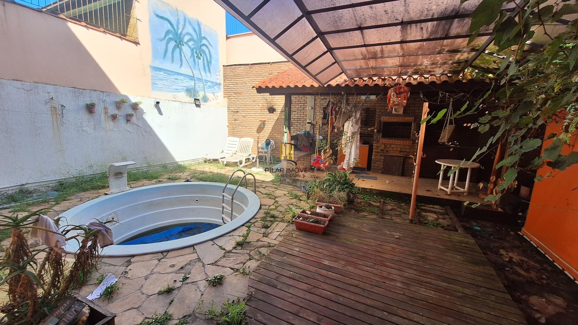 Comprar para reformar. Casa com  5 quartos no bairro Petrópolis!