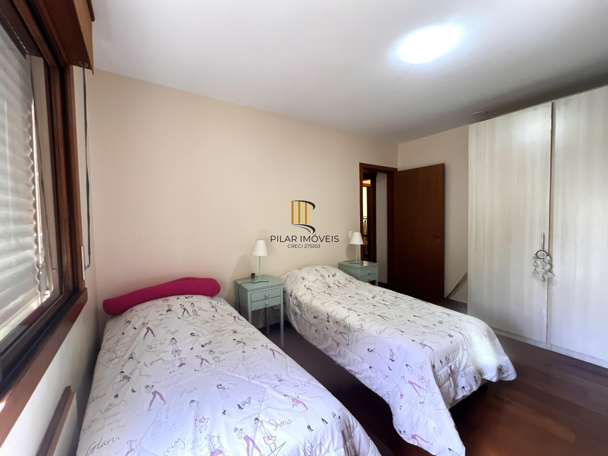 Apartamento com 3 dormitórios, sendo 1 suíte, lareira e 2 vagas no Menino Deus