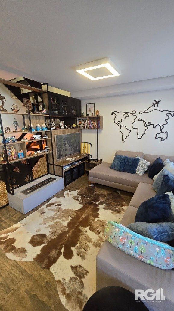 Casa em condomínio, com 3 dormitórios, sendo 1 suíte, 2 vagas, no bairro Pedra Redonda, em Porto Alegre, RS