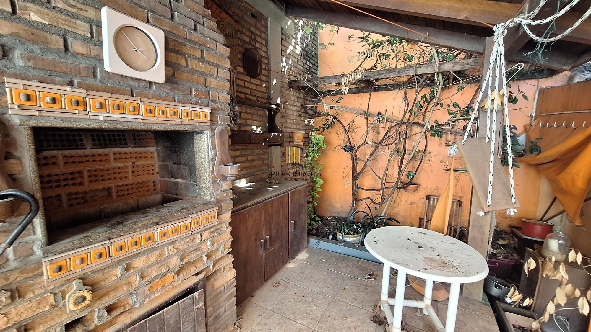 Comprar para reformar. Casa com  5 quartos no bairro Petrópolis!