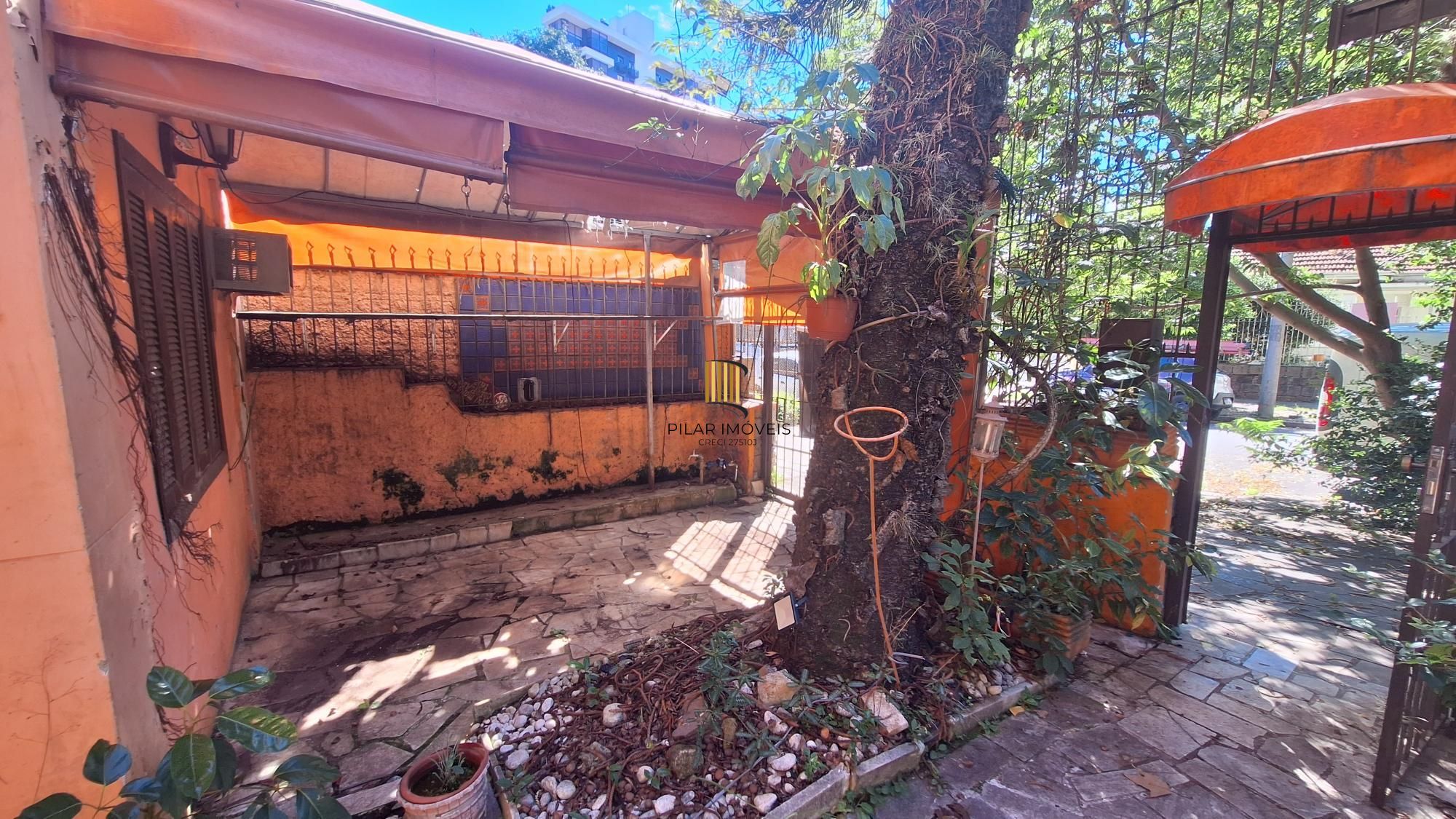 Comprar para reformar. Casa com  5 quartos no bairro Petrópolis!