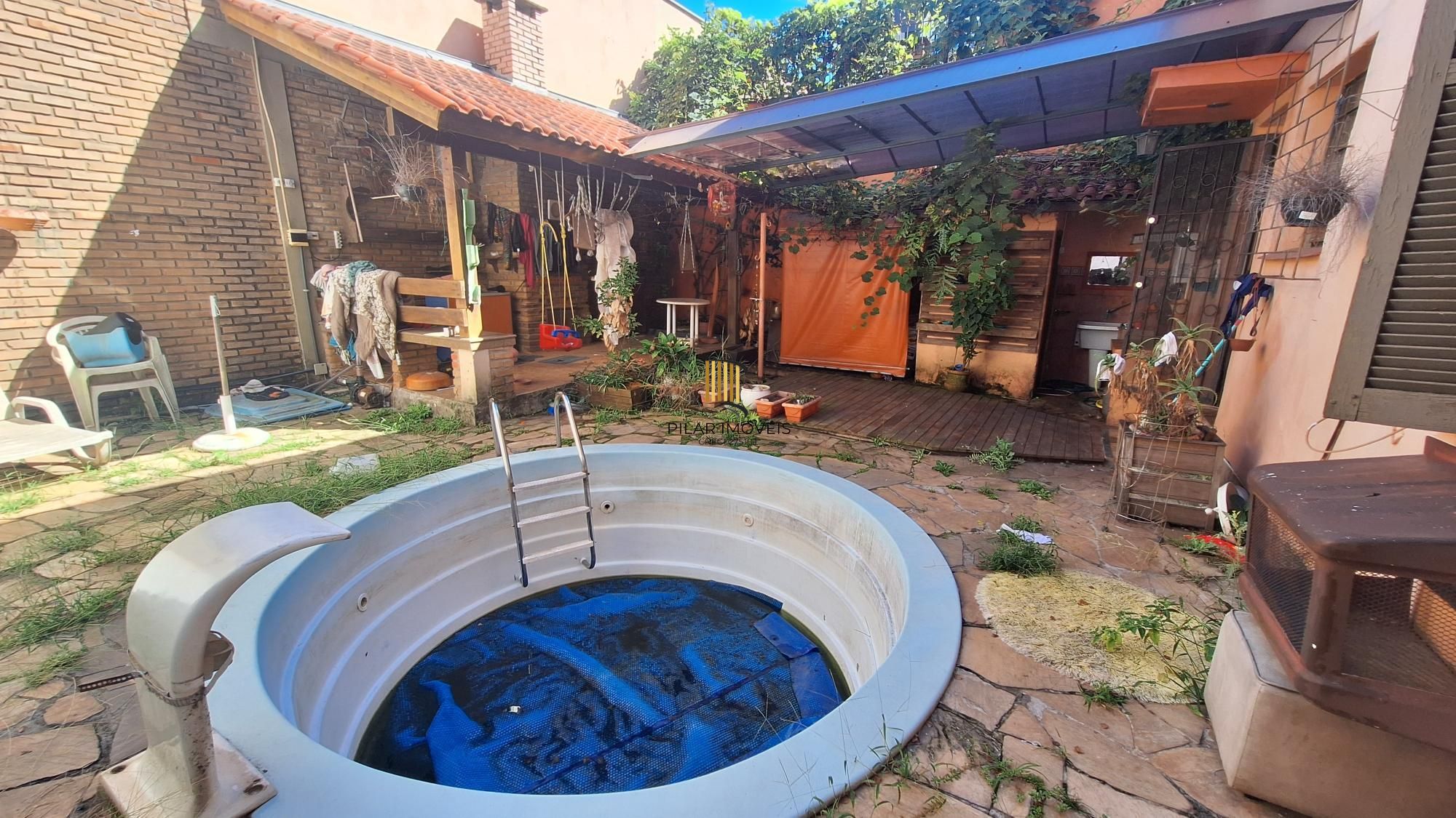 Comprar para reformar. Casa com  5 quartos no bairro Petrópolis!