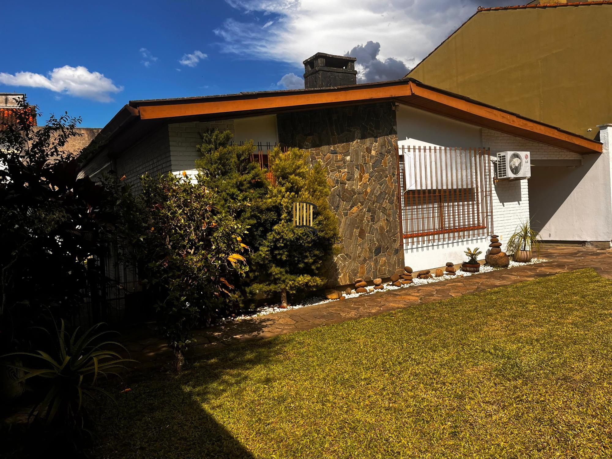 Casa térrea, com 2 dormitórios, 3 vagas, no bairro Ipanema, Porto Alegre, RS