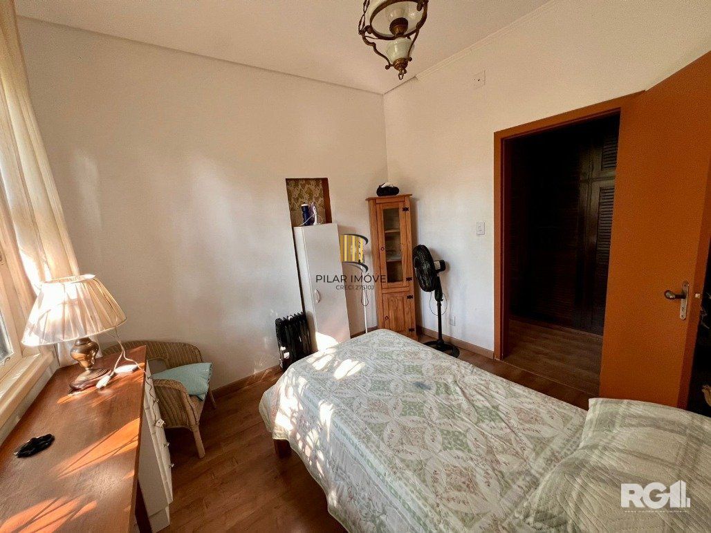 Casa térrea, com 3 dormitórios, sendo 2 suítes, 5 vagas, piscina, no bairro Ipanema, em Porto Alegre, RS