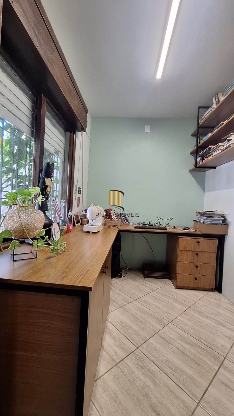 Casa com pátio frente e fundos , lareira churrasqueira, vaga proximo a Av do Forte.