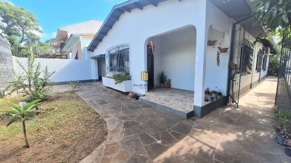 Casa com pátio frente e fundos , lareira churrasqueira, vaga proximo a Av do Forte.