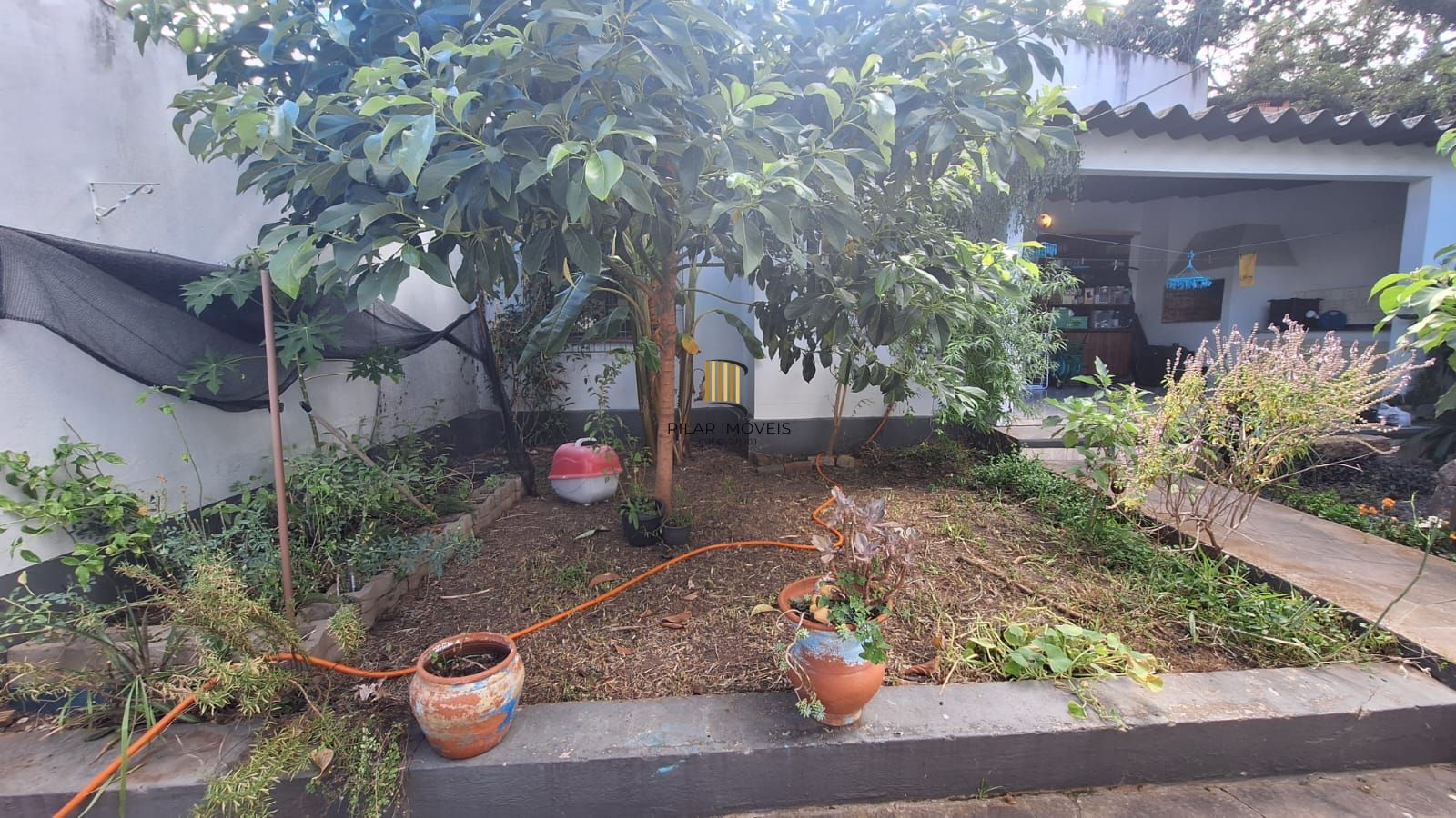 Casa com pátio frente e fundos , lareira churrasqueira, vaga proximo a Av do Forte.