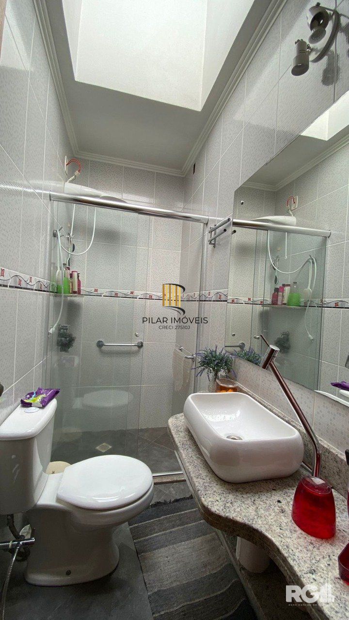 CASA AMPLA 3 DORMITÓRIOS NO ANDAR SUPERIOR NA CIDADE BAIXA .